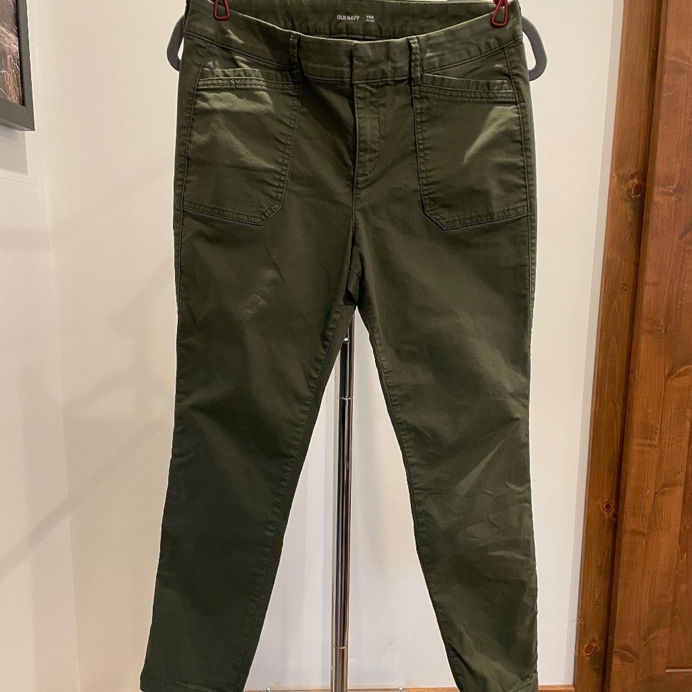 Old Navy army green mid rise pixie size 6